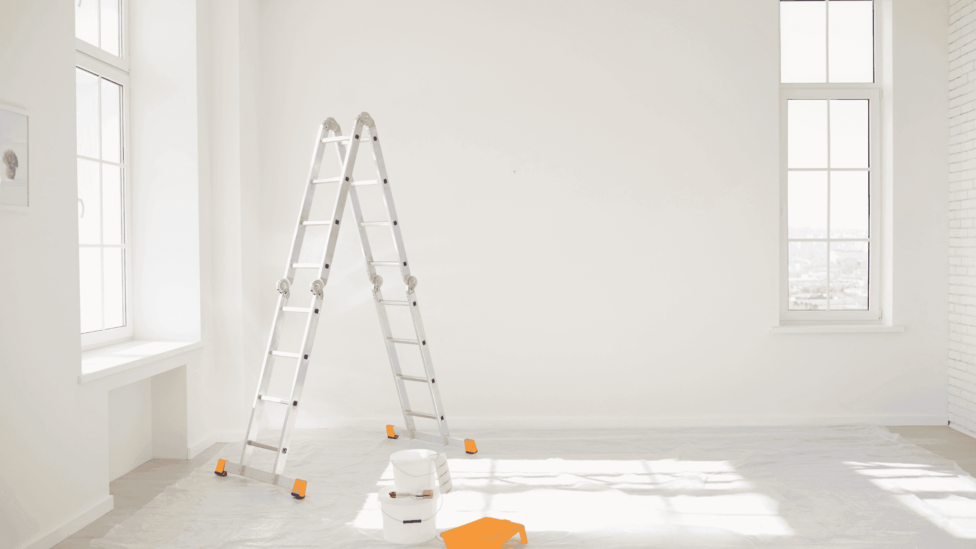 Pièce blanche vide en cours de rénovation avec escabeau et pot de peinture