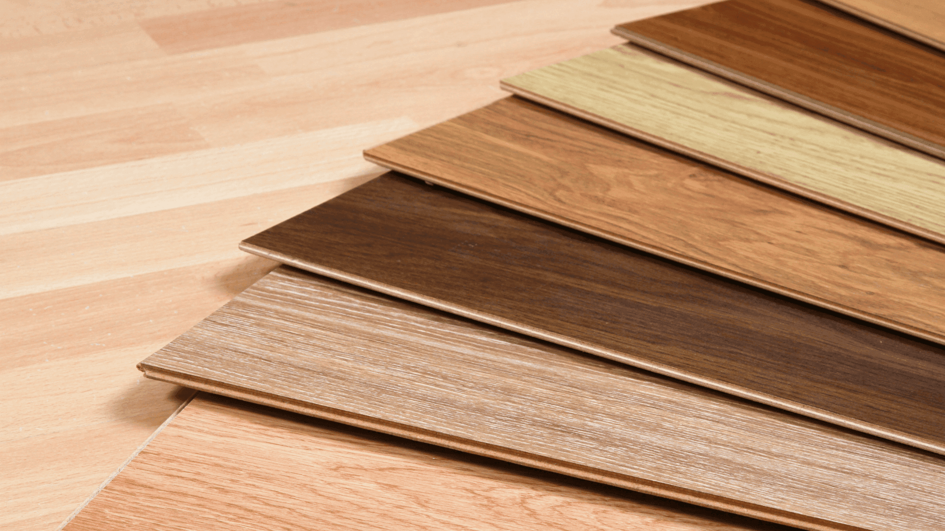 Échantillons de lames de parquet en bois disposés en éventail sur un sol