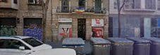 Vue de rue de la façade avec poubelles et voitures stationnées, HOMEBOX Barcelona Sepúlveda, Carrer de Sepúlveda, 162 0 Barcelona Barcelona à Barcelona